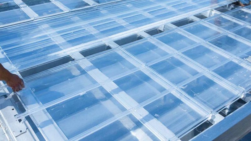 Прозрачная броня современности: Почему мы выбрали монолитный поликарбонат для своих проектов